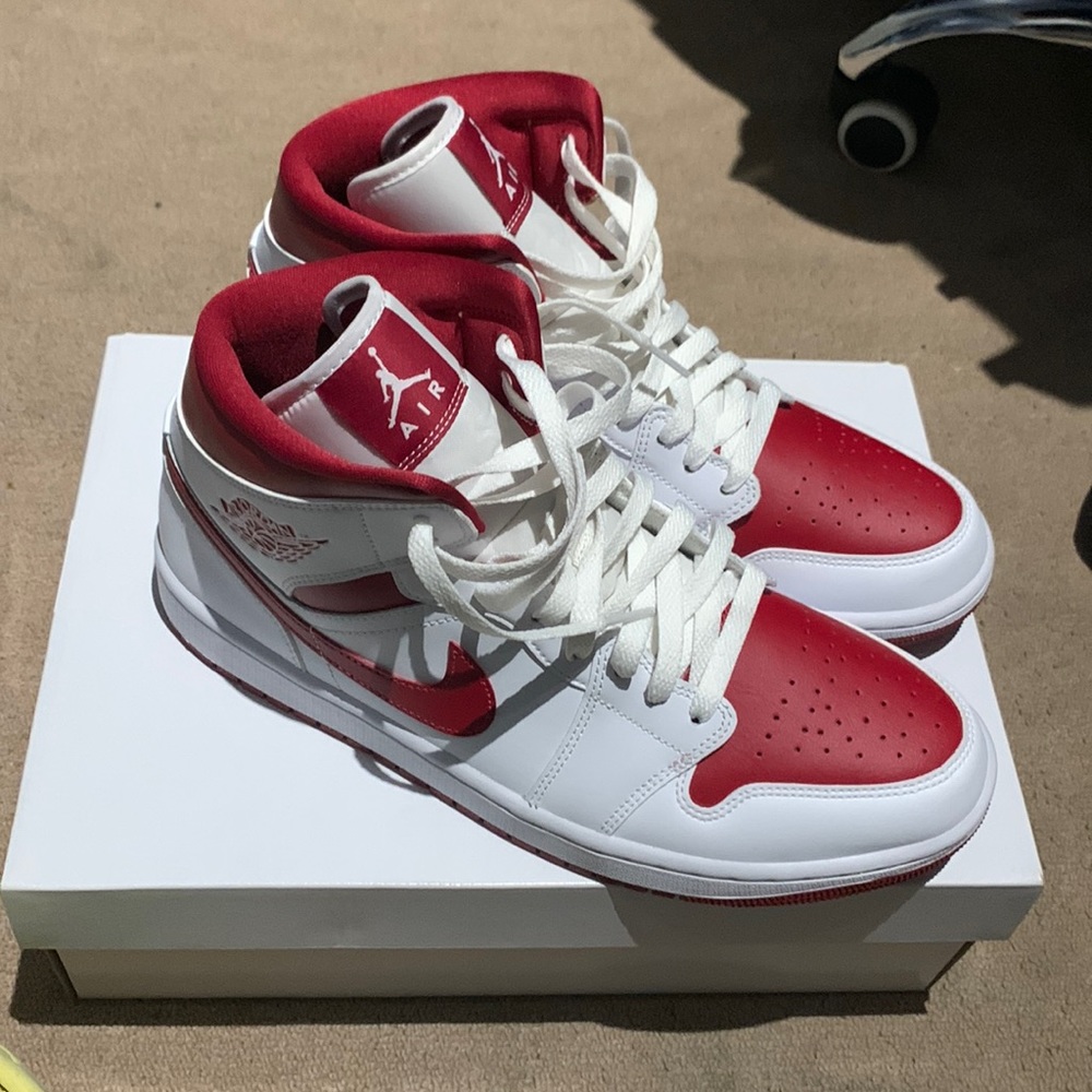 2022 Wmns Air Jordan 1 Mid 'White Pomegranate' - Picture 1 of 13